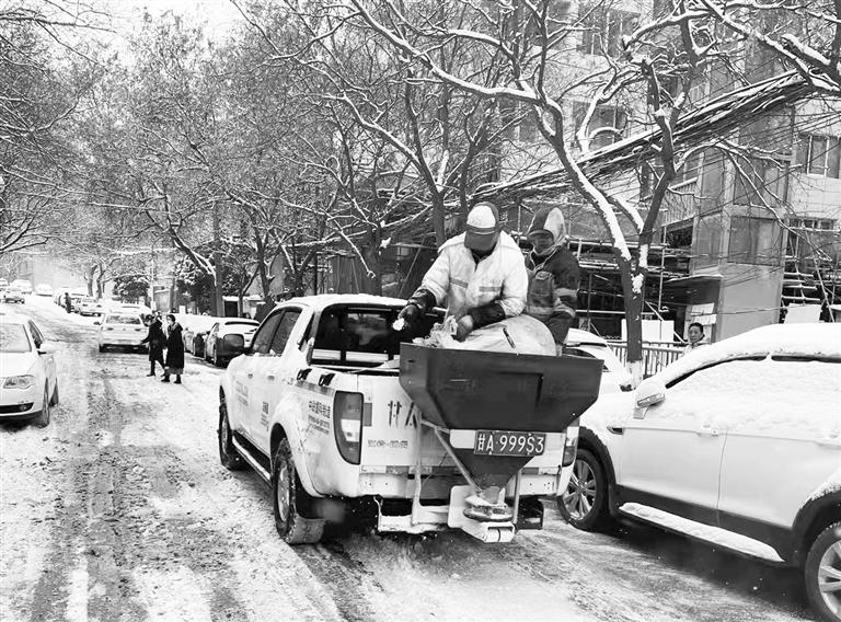 啟動應急預案 蘭州城關環(huán)衛(wèi)播撒融雪劑100噸