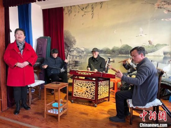 圖為蘭州鼓子表演者王常玉登臺演唱，她是這項入列國家級非物質(zhì)文化遺產(chǎn)的曲藝表演者中，為數(shù)不多的女演員?！堨下?攝