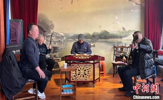 圖為蘭州鼓子愛好者在傳習所內(nèi)互相搭檔上臺演出?！堨下?攝