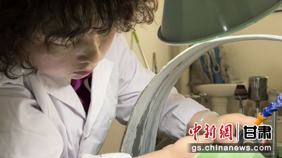 夜光杯制作學(xué)徒謝小琴坦言，雖工作枯燥，但是能夠掌握國(guó)家級(jí)非遺技藝是很自豪的。王牧雨 攝