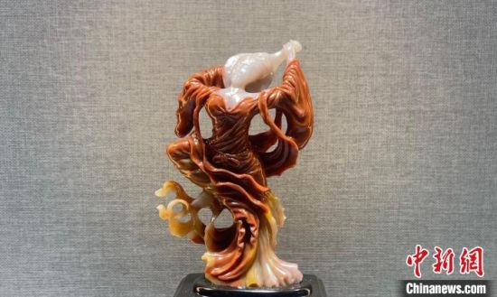 圖為翩然起舞的飛天玉雕?！「攥?攝