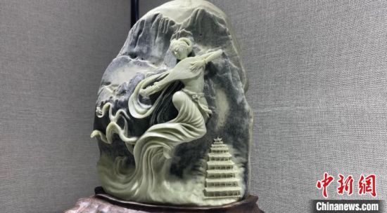 圖為李學(xué)平的玉雕作品。　高瑩 攝