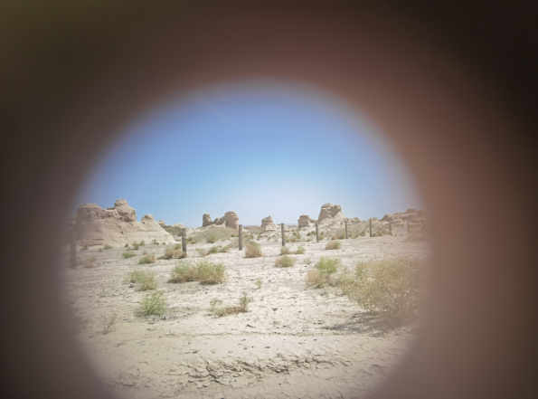 插圖2：透過河西走廊遺存的古陶片孔洞所見。攝影：陳曉斌。拍攝日期：2020年6月。