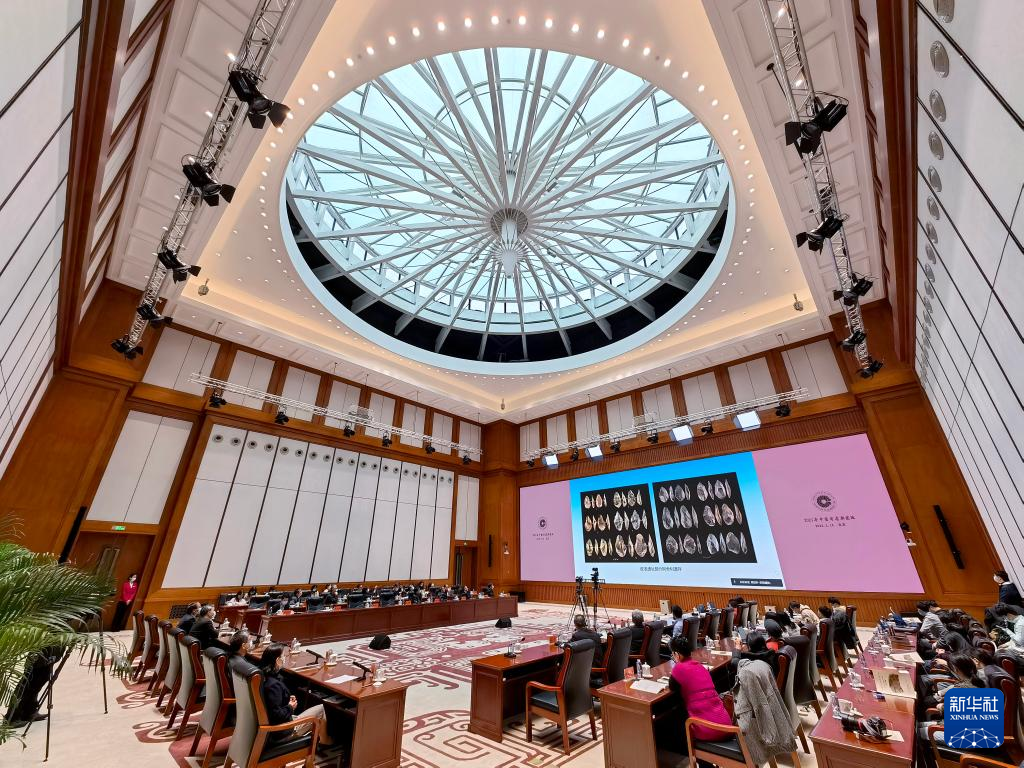 3月18日，“中國(guó)社會(huì)科學(xué)院考古學(xué)論壇·2021年中國(guó)考古新發(fā)現(xiàn)”進(jìn)行入選項(xiàng)目報(bào)告環(huán)節(jié)（手機(jī)照片）。