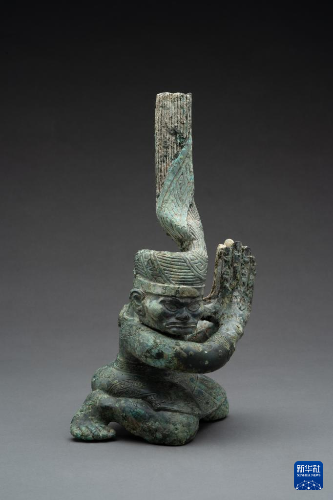 四川廣漢市三星堆商代遺址四號(hào)坑出土扭頭跪坐銅人像（資料圖）。