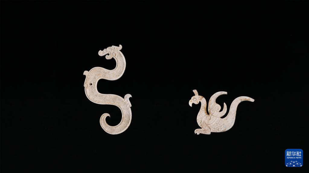 江西樟樹(shù)市國(guó)字山戰(zhàn)國(guó)墓葬出土玉龍、玉鳳（資料圖）。