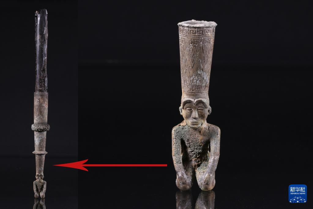 江西樟樹(shù)市國(guó)字山戰(zhàn)國(guó)墓葬出土銅跽坐人鐓（資料圖）。