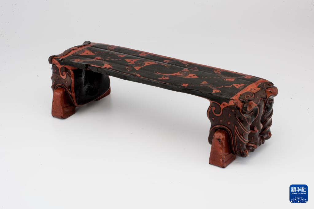 湖北云夢(mèng)縣鄭家湖戰(zhàn)國(guó)秦漢墓地出土漆木虎頭枕（資料圖）。