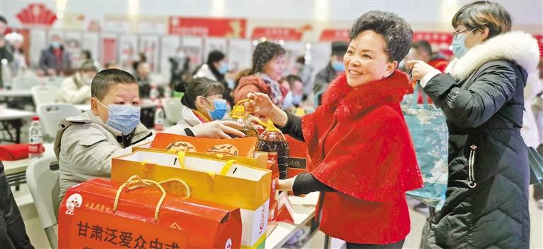 身殘志堅(jiān)的郭淑芳與愛同行37年 點(diǎn)一盞燈，照亮別人也照亮自己