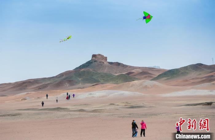 圖為市民正在陽關(guān)景區(qū)放風(fēng)箏?！⊥醣筱y 攝