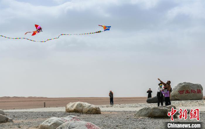 圖為市民正在陽關(guān)景區(qū)放風(fēng)箏?！⊥醣筱y 攝