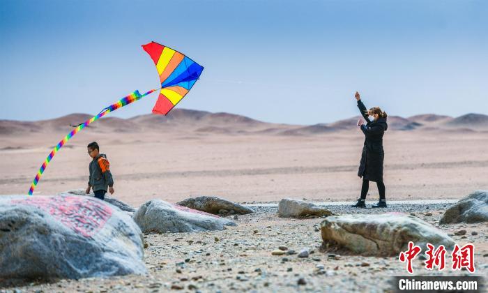 圖為市民正在陽關(guān)景區(qū)放風(fēng)箏?！⊥醣筱y 攝