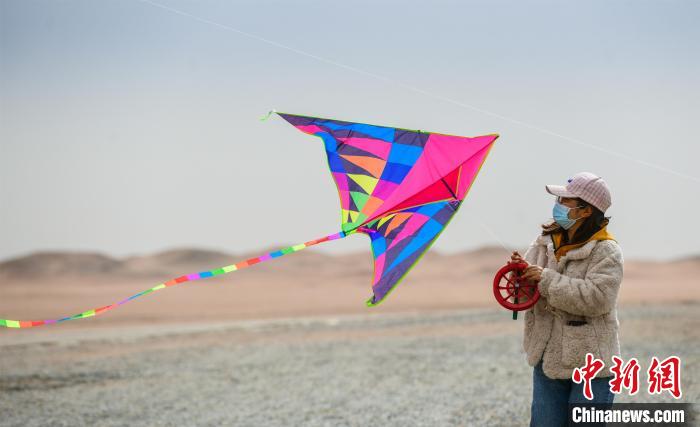 圖為市民正在陽關(guān)景區(qū)放風(fēng)箏?！⊥醣筱y 攝