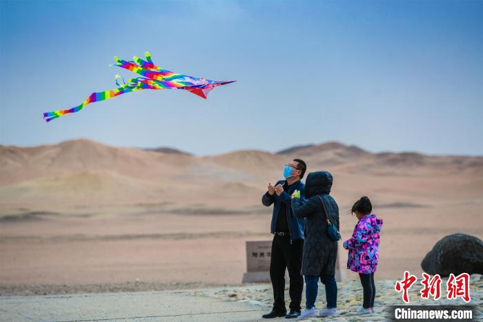 圖為市民正在陽關(guān)景區(qū)放風(fēng)箏?！⊥醣筱y 攝