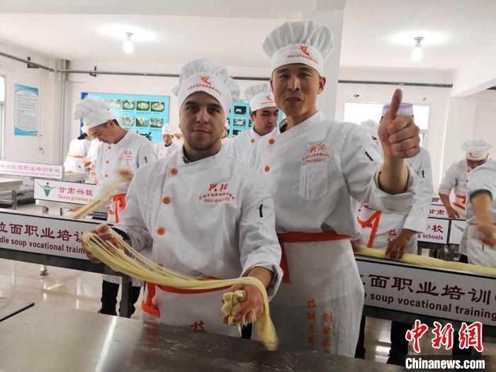 圖為外國(guó)留學(xué)生學(xué)習(xí)牛肉面的制作。(資料圖) 史靜靜 攝