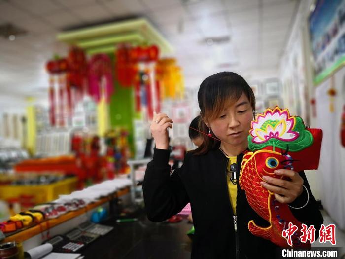 圖為“非遺”產(chǎn)品展示。(資料圖) 魏建軍 攝