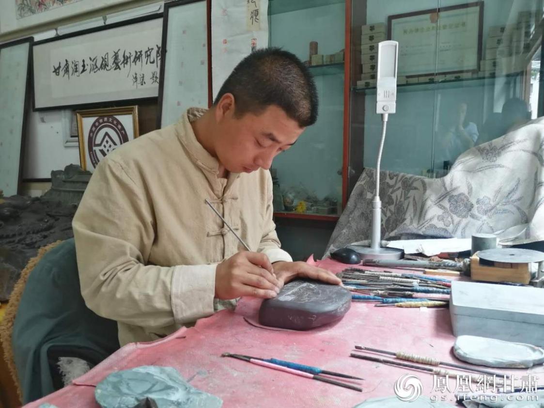 洮硯制作技藝第六代傳人、國家藝術(shù)基金資助青年藝術(shù)家、正高級(jí)洮硯雕刻藝術(shù)師李江平十年如一日專注于洮硯制作 圖源自網(wǎng)絡(luò)