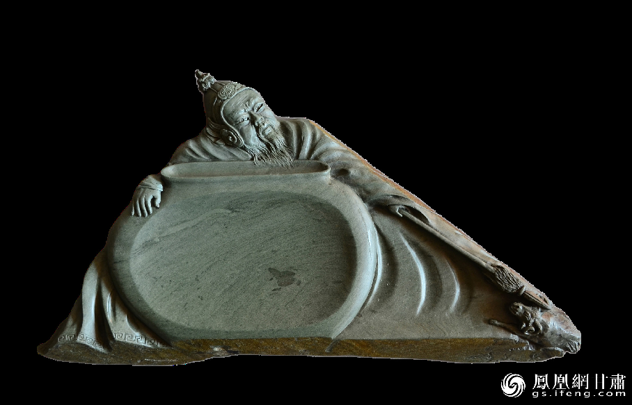 《醉臥沙場(chǎng)君莫笑》硯使王翰《涼州詞》中“醉臥沙場(chǎng)君莫笑，古來征戰(zhàn)幾人回？”的意境躍然硯臺(tái)之上。資料圖