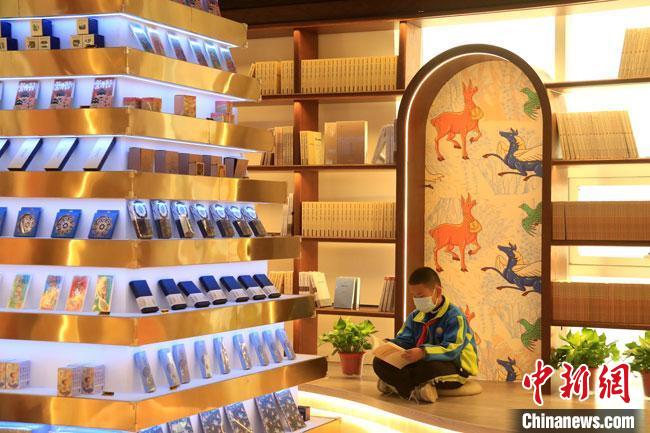 敦煌書局整體布局融入敦煌文化元素?！↑S燕 攝