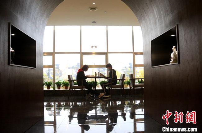 敦煌書局旨在為讀書愛好者提供優(yōu)美的學(xué)習(xí)環(huán)境，更好地學(xué)習(xí)傳承弘揚(yáng)敦煌文化，引領(lǐng)敦煌文化生活新方式。　張曉亮 　攝