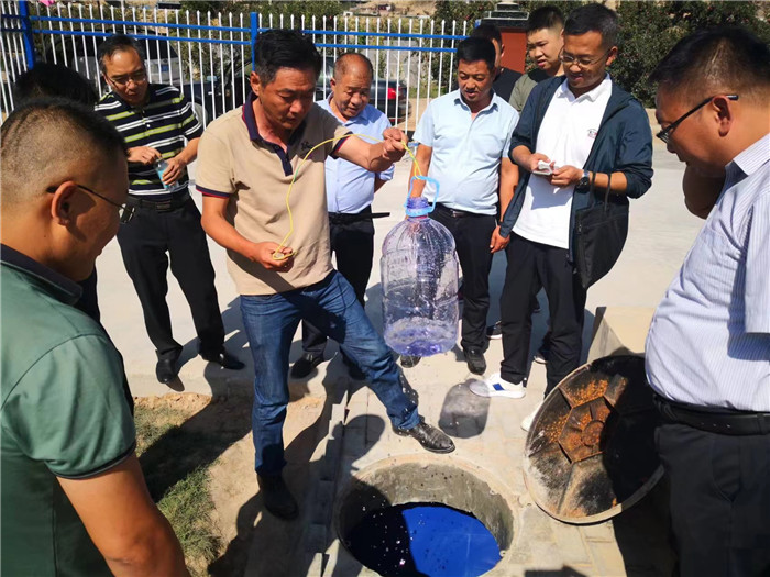 城關(guān)區(qū)作風(fēng)建設(shè)督察組赴青白石污水處理站，檢查污水采樣情況。.jpg