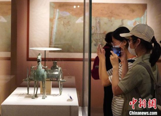 圖為參觀者參觀“大道攸歸：五涼文化展”展陳文物?！【琶赖┰?攝