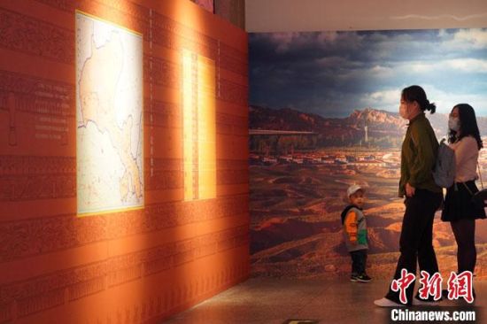 圖為參觀者參觀“大道攸歸：五涼文化展”展陳文物。　九美旦增 攝