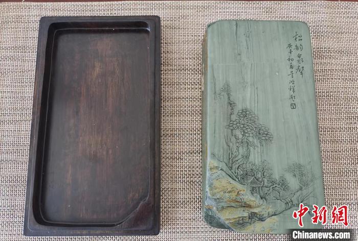 圖為甘肅甘南州洮硯藝人為提升洮硯文化內(nèi)涵，制作“一盒一拓”成品展示。(資料圖) 張婧 攝