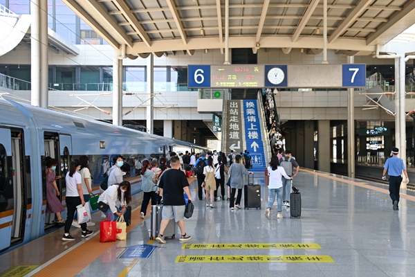 暑運(yùn)大幕開(kāi)啟。蘭州鐵路局供圖