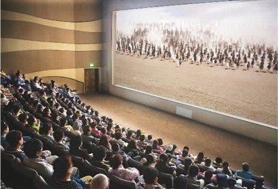 游客在莫高窟數字展示中心觀看主題電影《千年莫高》。