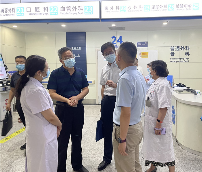 7月12日，甘肅省紀委監(jiān)委派駐省衛(wèi)健委紀檢監(jiān)察組紀檢監(jiān)察干部在蘭大二院門診開展疫情防控監(jiān)督檢查。魏雪 攝.jpg