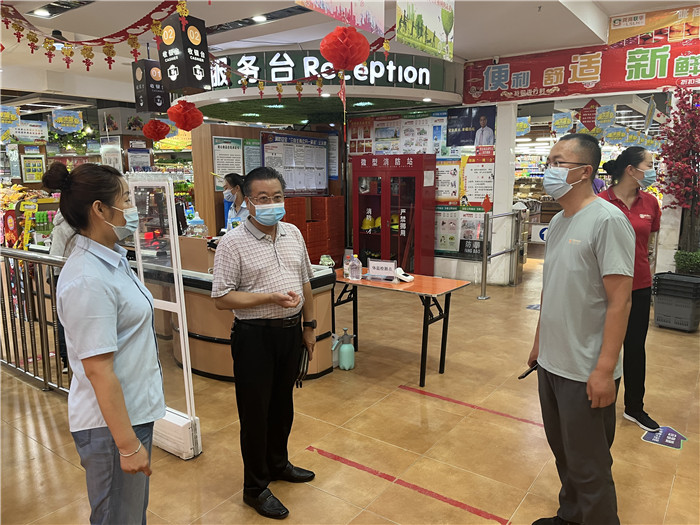 7月15日，酒泉市玉門市疫情防控督查組在隴商聯(lián)華超市監(jiān)督檢查疫情防控措施落實情況。 .jpg