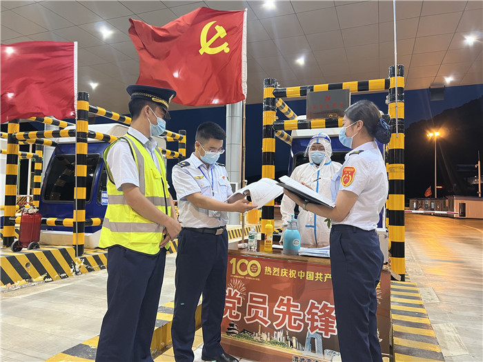 7月16日，甘肅省公航旅渭武高速運營公司紀檢監(jiān)察干部深入宕昌西收費站督查疫情防控措施落實情況。陳強 攝.jpg