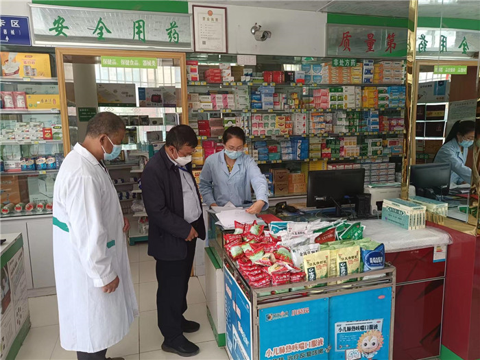 甘南州合作市紀委監(jiān)委第一督查組在合作市世紀大藥房進行督查檢查。.jpg