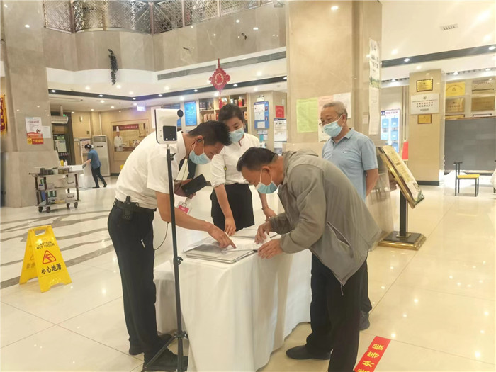 金昌市金川區(qū)紀委監(jiān)委駐區(qū)人大機關(guān)紀檢監(jiān)察組在花城錦都大酒店監(jiān)督檢查疫情防控工作。王文海 攝 .jpg