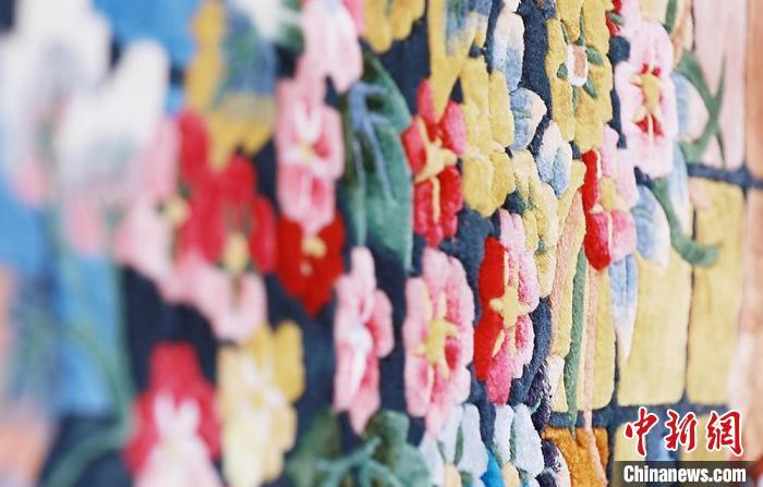 圖為手工地毯成品?！《姑?攝