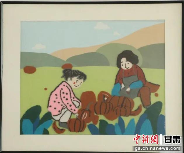 嘉峪關(guān)市新城鎮(zhèn)新城村農(nóng)業(yè)產(chǎn)業(yè)園區(qū)內(nèi)，母女兩人在摘南瓜。刺繡 馬艾米乃 繡稿 敬紅霞