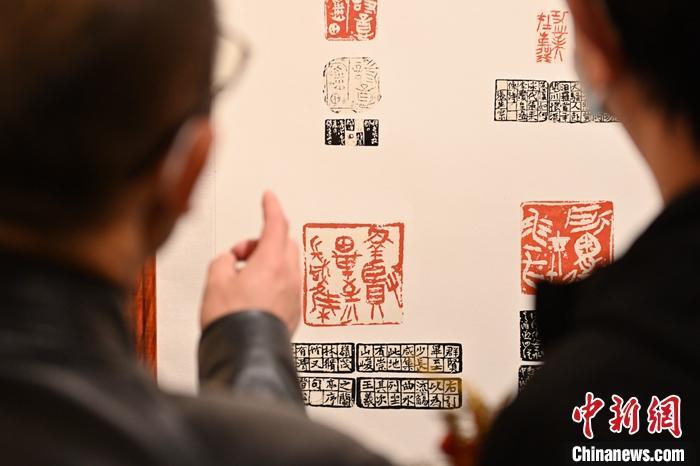 圖為甘肅蘭州，參展作品吸引參觀者。 中新社記者 李亞龍 攝