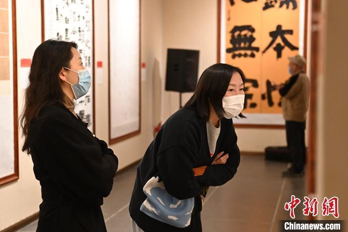 圖為甘肅蘭州，參展書法作品吸引參觀者。 中新社記者 李亞龍 攝