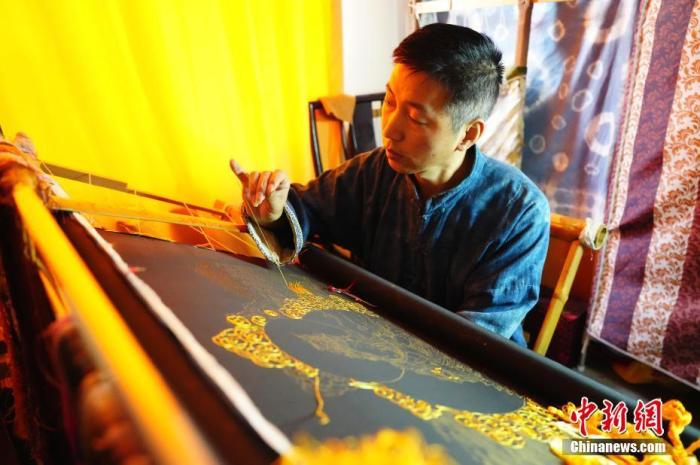 系統(tǒng)性挖掘整理古代敦煌刺繡，是甘肅天水市級(jí)非遺代表性項(xiàng)目武山刺繡代表性傳承人劉云帆這兩年最緊要的工作之一。圖為劉云帆在創(chuàng)作富含敦煌刺繡元素的作品。 中新社發(fā) 謝秉錫 攝 