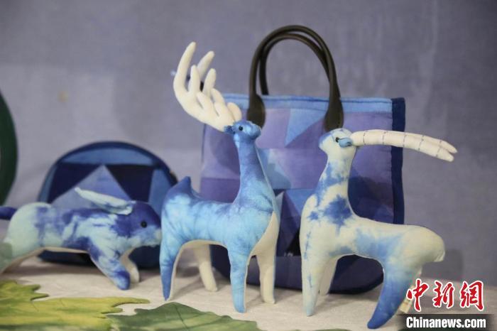 圖為許靜的非遺文創(chuàng)作品。(資料圖) 甘肅省非遺保護(hù)中心供圖