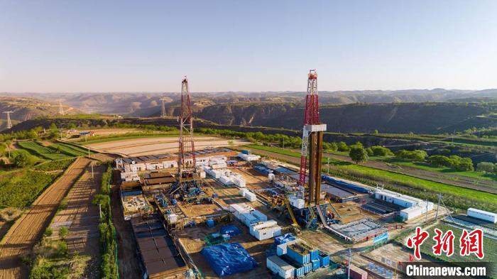 圖為中石油長(zhǎng)慶油田慶陽(yáng)華H60雙機(jī)組鉆井現(xiàn)場(chǎng)。(資料圖) 慶陽(yáng)市委宣傳部供圖