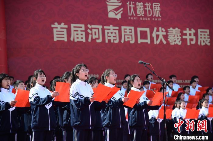 圖為學生們在開幕式上誦讀經典?！×赫赵?攝