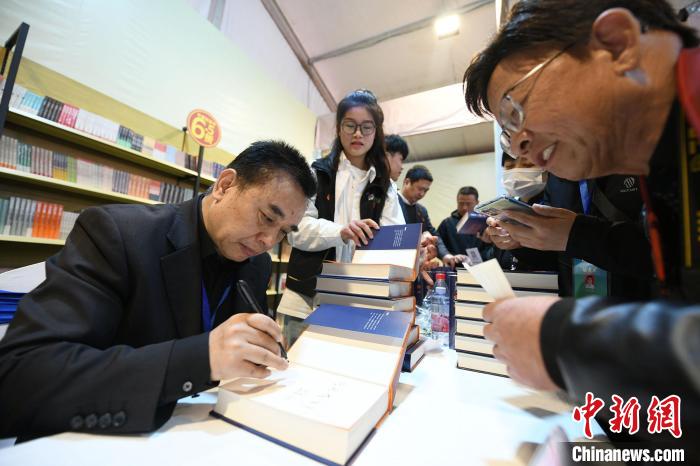 圖為作家王躍文現場簽名售書?！×赫赵?攝