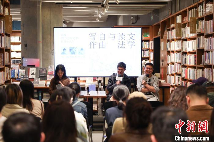 《至少還有文學》推出：在今天，我們?yōu)槭裁催€需要文學？