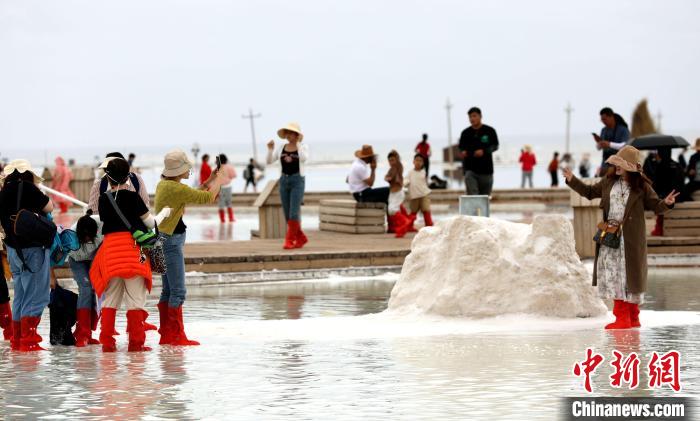 圖為游客在茶卡鹽湖拍照?！⊙Φ?攝