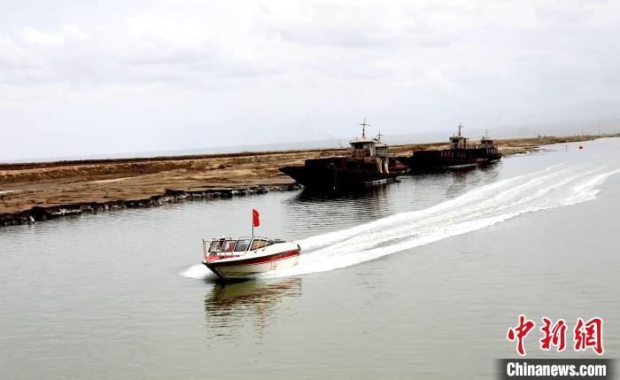 圖為茶卡鹽湖?！⊙Φ?攝