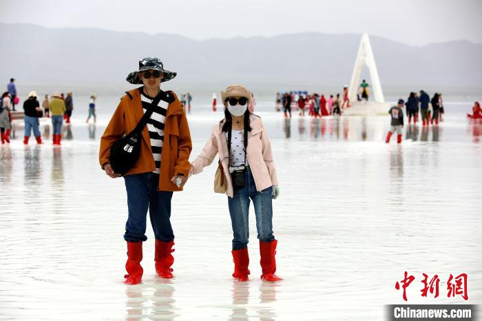 圖為游客在茶卡鹽湖之中。　薛蒂 攝