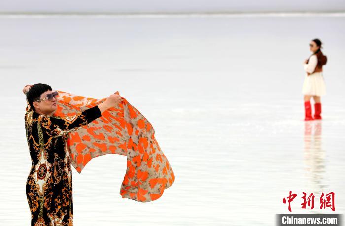 圖為游客在茶卡鹽湖拍照。　薛蒂 攝