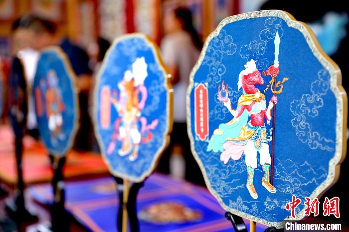 圖為唐卡延伸產(chǎn)品。　薛蒂 攝